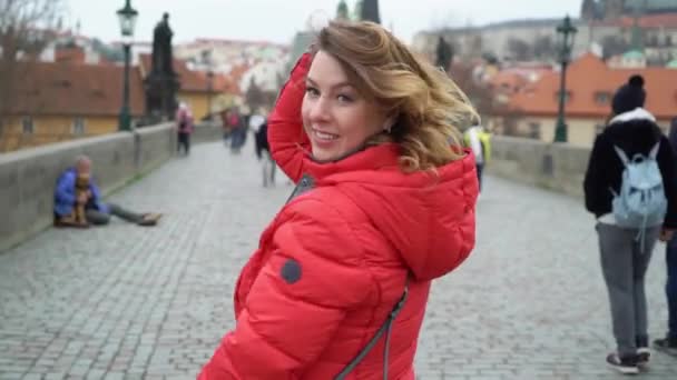 Mädchen läuft auf der Brücke in der europäischen Stadt — Stockvideo