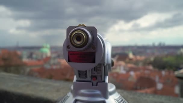 Teleskop för turister i Prag — Stockvideo