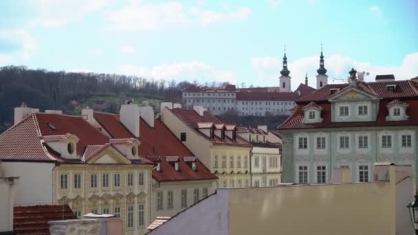 Utsikt mot gatan i Prags gamla stads kärna — Stockvideo