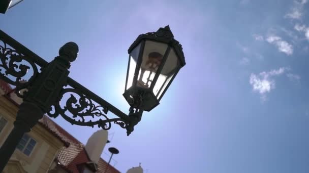 Історичний ліхтар перед історичною будівлею — стокове відео
