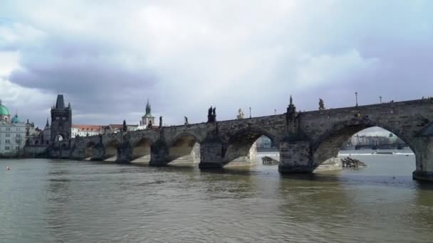 Prag kentinde Charles Köprüsü — Stok video
