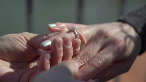 Vorschlag auf der Straße mit einem Mann fragend zu heiraten, um seine Freundin glücklich — Stockvideo