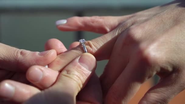 Proposta na rua com um homem pedindo casar com sua namorada feliz — Vídeo de Stock