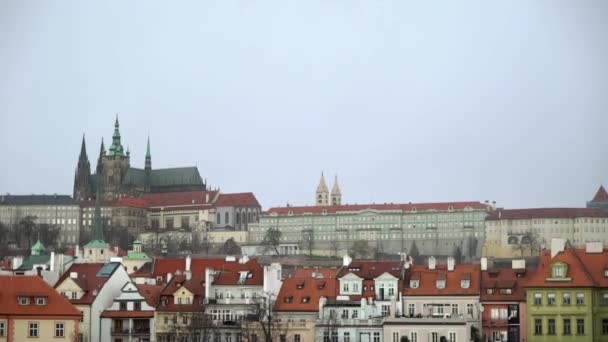 Vista sul fiume Moldava e il centro storico di Praga, edifici e punti di riferimento della città vecchia, Praga, Repubblica Ceca — Video Stock