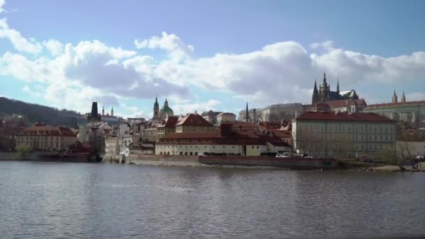 Vista sobre o rio Vltava e centro histórico de Praga, edifícios e marcos da cidade velha, Praga, República Checa — Vídeo de Stock