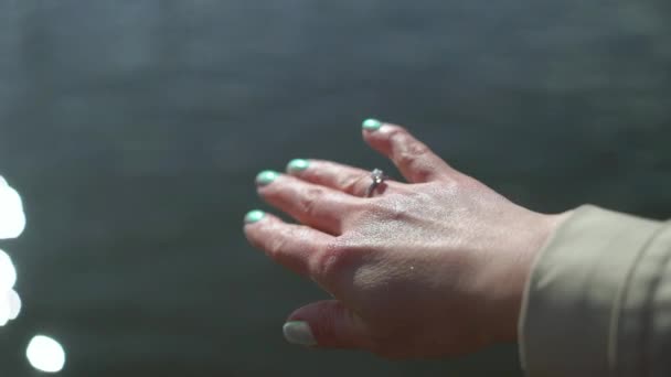 Vorschlag auf der Straße mit einem Mann fragend zu heiraten, um seine Freundin glücklich — Stockvideo