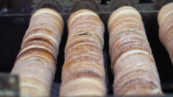 Panadería Trdelnik en el mercado callejero de Praga — Vídeos de Stock