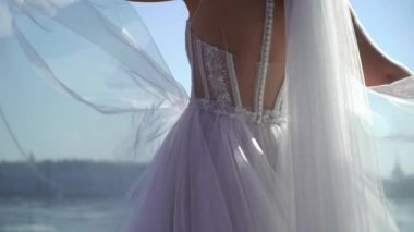 Bir şehirde gelin sallayarak gelinlik