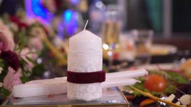Декоративные свечи за праздничным столом — стоковое видео