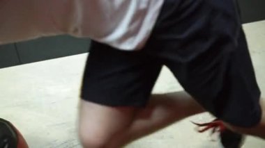 Genç insanlar bir çapraz eğitim spor salonunda kullanarak kollarını dışarı çalışma