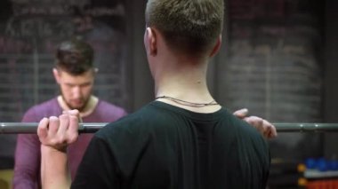 Genç insanlar bir çapraz eğitim spor salonunda kullanarak kollarını dışarı çalışma