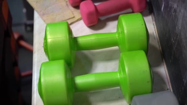 Dumbbells di gym — Stok Video