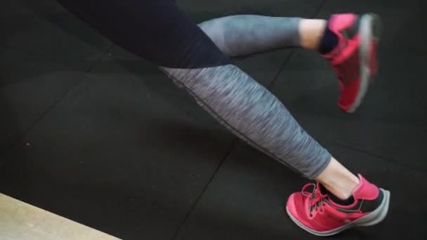 Jóvenes ejercitándose los brazos en un gimnasio de entrenamiento cruzado — Vídeo de stock