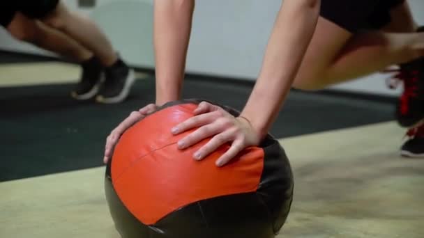 Jonge mensen werken hun armen met behulp van in een cross-training Gym — Stockvideo