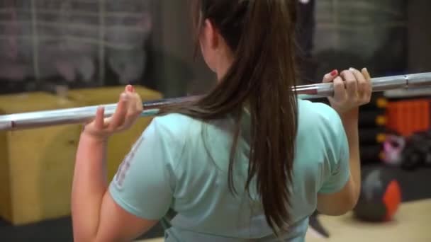 Jovens trabalhando para fora de seus braços usando em um ginásio cross-training — Vídeo de Stock