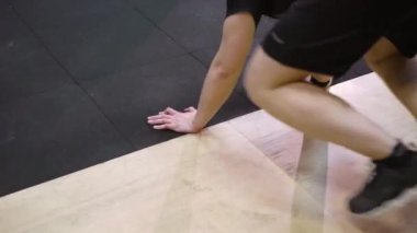 Genç insanlar bir çapraz eğitim spor salonunda kullanarak kollarını dışarı çalışma
