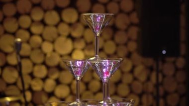 Şampanya partide Piramidi