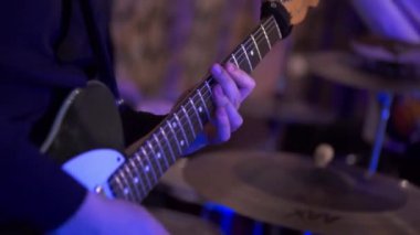 Sahnede konser gitar gitarist