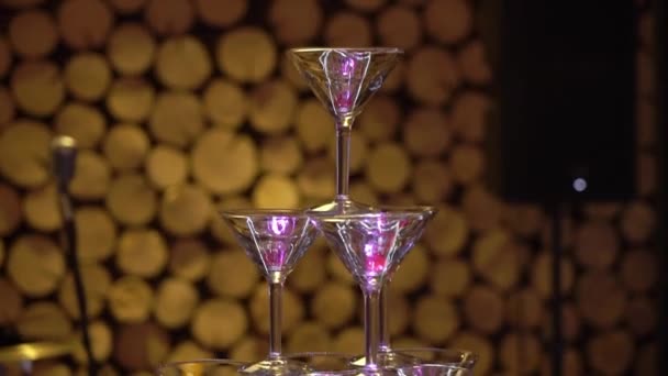Champagnepyramide på festen. – stockvideo