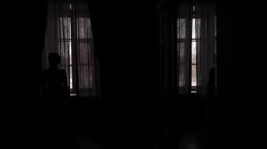 Gelin gelin gelir ve odaya perdeleri açar