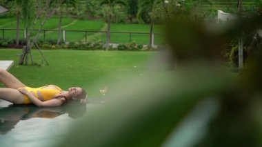 Genç kız havuzda. Parti yaz tatilleri