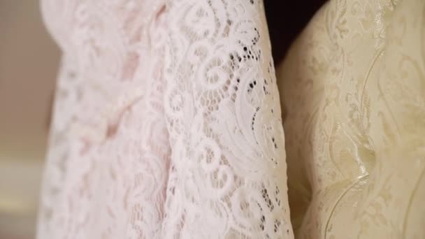 Robe de mariée blanche dans la chambre — Video