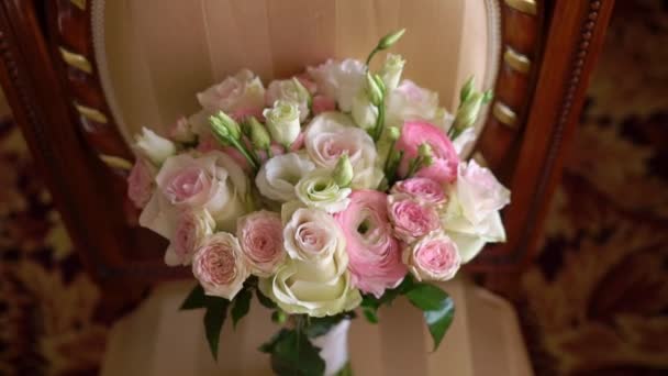 Свадебный букет из белых и розовых роз — стоковое видео