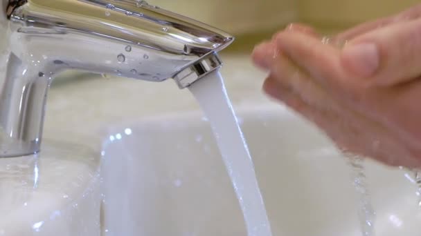 Jovem lavando as mãos e rosto — Vídeo de Stock