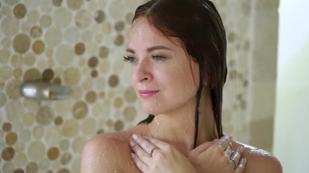Jonge sexy meisje dat neemt een regendouche in een Villa of hotel. Naakte lange rode haren wast — Stockvideo