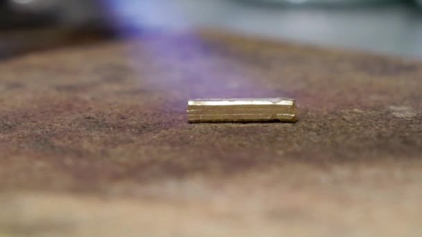 Orfèvre travaillant avec une bague inachevée 