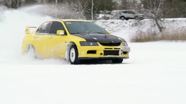 Saint-Petersburg, Rusland-3 maart, 2019: auto rijdt door Icy track op sneeuw bedekt meer in de winter. Sport auto racen op Snow Racetrack in de winter. Het besturen van een race auto op een besneeuwde weg. — Stockvideo
