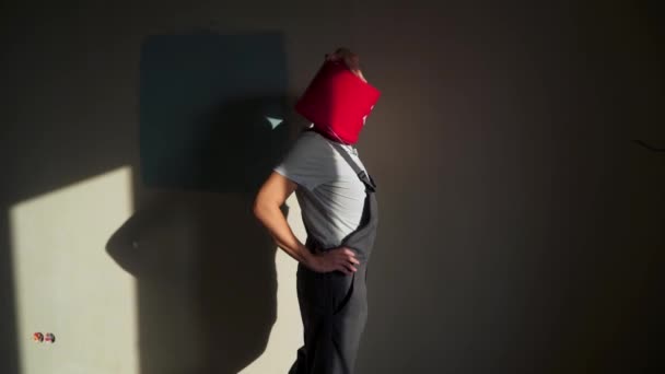 Pracovník v uniformě s červenými kbelík na hlavě mít zábavu a tanec — Stock video