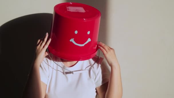 Trabalhador de uniforme com balde vermelho na cabeça se divertir — Vídeo de Stock