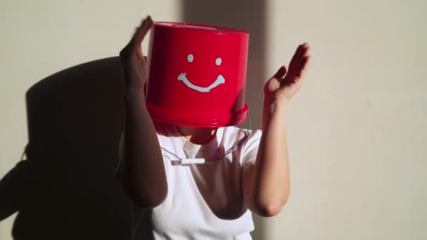 Worker in uniform with red bucket on his head have fun — Stock Video