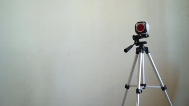 Лазерний інструмент вимірювання рівня з видимим червоним лазерним променевим переходом — стокове відео