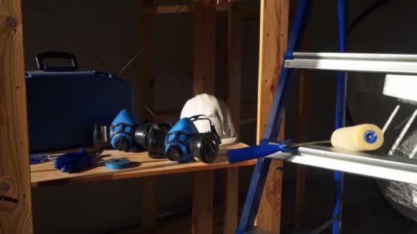 Herramientas de trabajo - caja de herramientas con instrumentos, casco, máscara protectora, alicates, cinta adhesiva y destornillador — Vídeo de stock