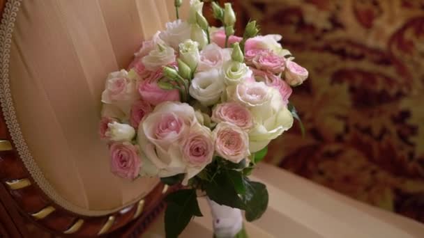 Buquê nupcial de rosas brancas e rosa — Vídeo de Stock