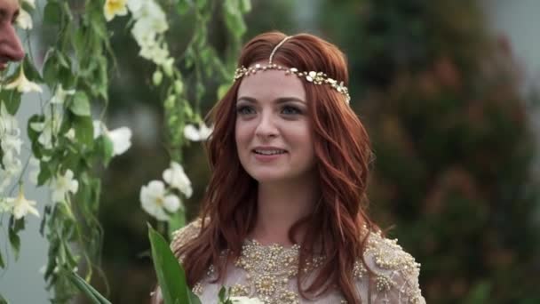 Невеста остается на свадебной церемонии — стоковое видео