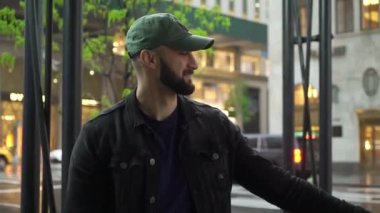 Manhattan 'da yürüyen genç bir çift