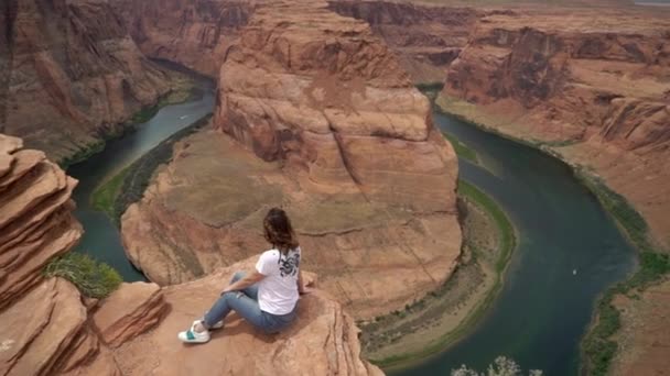 Woman walking in Grand Canyon — Stock Video