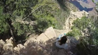 bir uçurumun oturan kadın