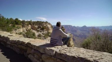 Büyük Kanyon'da yürüyen adam