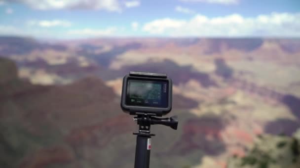 Гранд Каньон, США - 14 мая 2019 года: Человек фотографирует на видеокамеру — стоковое видео