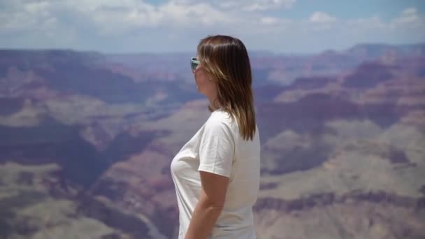 Mujer caminando en el Gran Cañón — Vídeo de stock