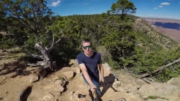 Гранд Каньон, США - 14 мая 2019 года: Человек снимает видео с помощью селфи-палки — стоковое видео