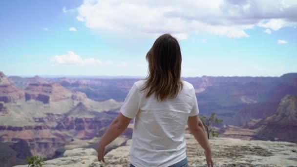 Mujer caminando en el Gran Cañón — Vídeos de Stock