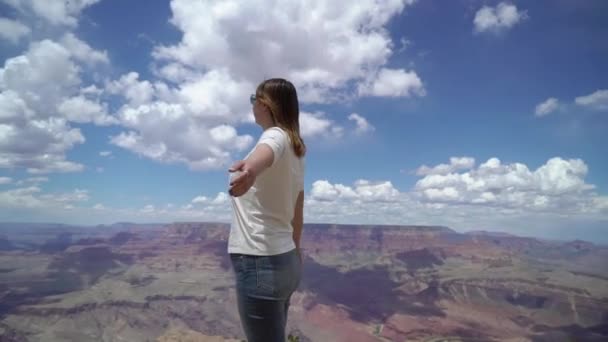 Mujer caminando en el Gran Cañón — Vídeos de Stock