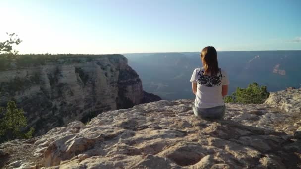 Woman walking in Grand Canyon — Stockvideo