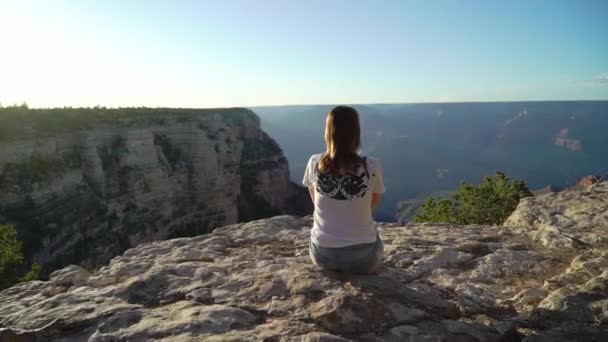 Woman walking in Grand Canyon — Αρχείο Βίντεο