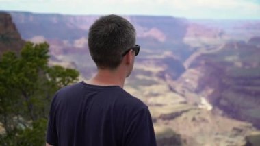 Büyük Kanyon'da yürüyen adam